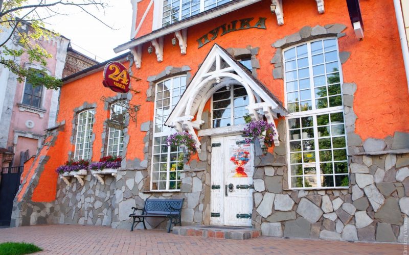 Уютный ресторан Пушка в центре Харькова на Пушкиской 31 - фото фасада