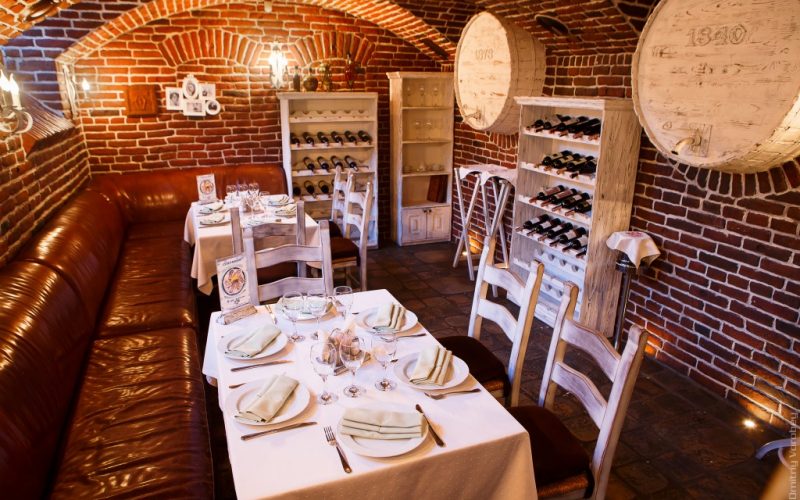 Винный погреб в уютном ресторане - фото