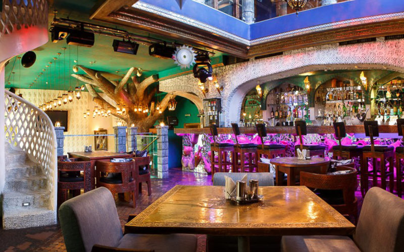 фото панорамного вида барной стойки и лестницы в восточном стиле в караоке баре Миндаль