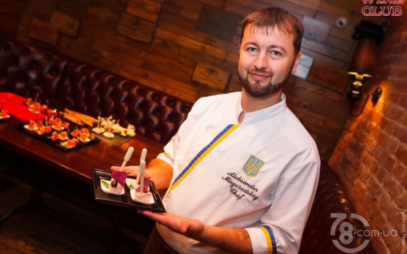 wine club - выпить элитного алкоголя в Харькове - фото интерьера и подачи закусок