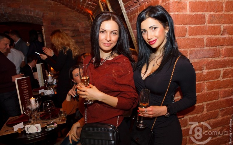Фото отдыхающих девочек в Вайн клубе (Харьков) - элитный акоголь, элитное вино